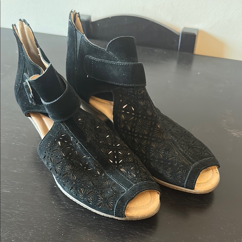 Earth Black Sandals with Cushioned Footbed and Open-Toe Design